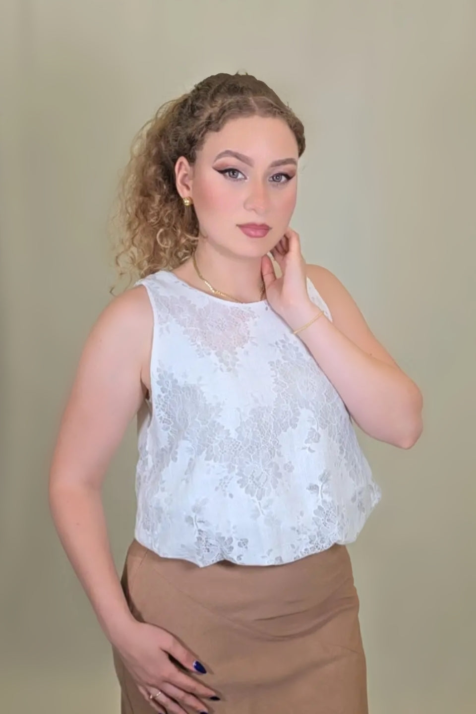 Delicate Lace Sleeveless Blouse – Soft White Bloom